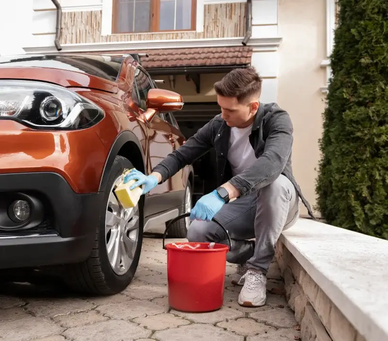 Lavage auto à domicile Guilligomarc'h : professionnel intervenant sur un véhicule
